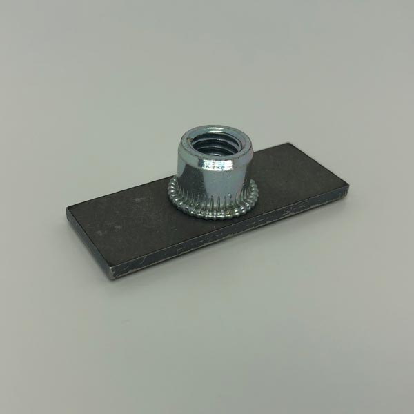 Plaque acier avec insert filet